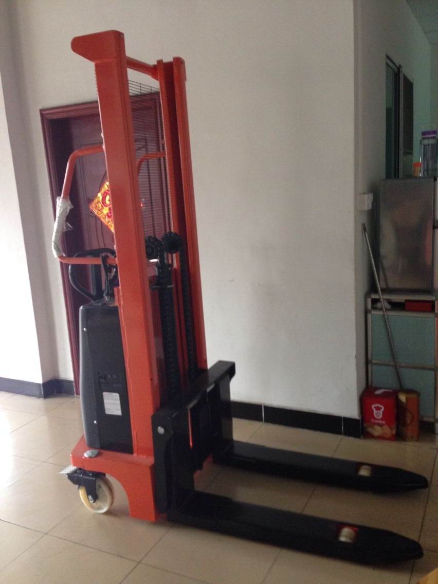 半電動叉車